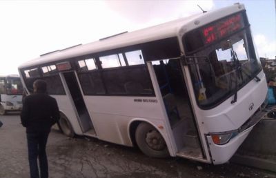 Paytaxtda sərnişin avtobusu qəzaya uğrayıb - FOTO