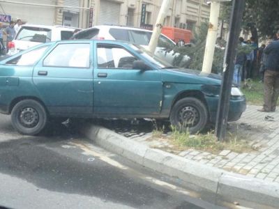 Bakının mərkəzində 3 avtomobil toqquşdu - FOTO