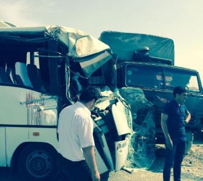 Sərnişin avtobusu yük avtomobillərinə çırpılıb - FOTO