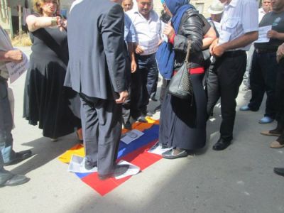 Bakıda erməni bayrağı yandırıldı - FOTO