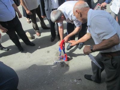 Bakıda erməni bayrağı yandırıldı - FOTO