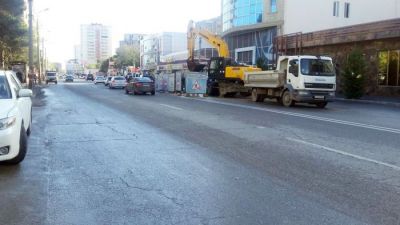 Bakıda çökən yola xüsusi briqada cəlb edilib (FOTO)