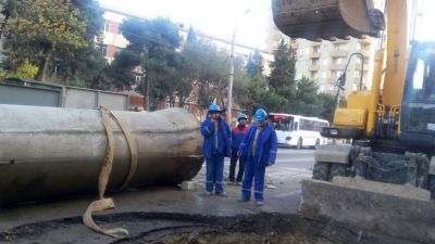 Bakıda çökən yola xüsusi briqada cəlb edilib (FOTO)