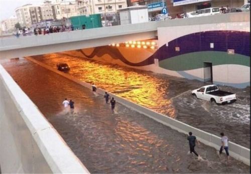 Səudiyyə Ərəbistanın Ciddə şəhəri sel suları altında qaldı - FOTO