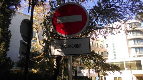 Bakıda məmurların "şlaqbaum oyunu", yoxsa cəmiyyəti siniflərə bölmək? (FOTO)