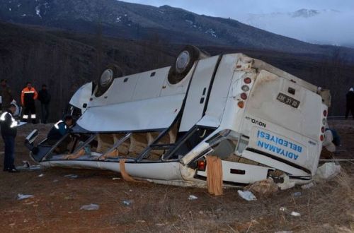 Türkiyədə həndbol komandasını daşıyan avtobus aşıb: 2 ölü, 11 yaralı