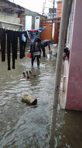 Bakıya yağış yağdı, yolları su basdı - Foto