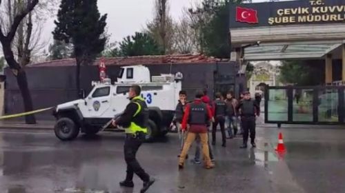 Türkiyədə qadınlar polis bölməsinə qumbara atdı-VİDEO