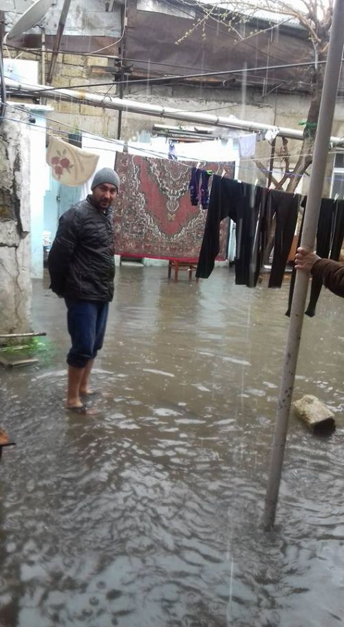 Bakıya yağış yağdı, yolları su basdı - Foto