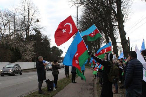 Kopenhagendə Ermənistan səfirliyi qarşısında etiraz aksiyası keçirilib (FOTO)