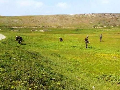 Azad edilən torpaqlar minalardan belə təmizlənir