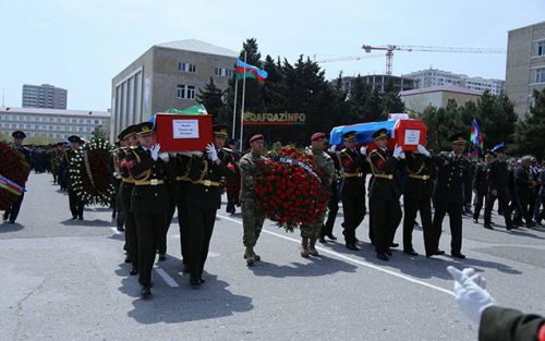 Şəhidlərin dəfnində insan seli - FOTOLAR