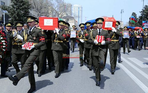 Şəhidlərin dəfnində insan seli - FOTOLAR