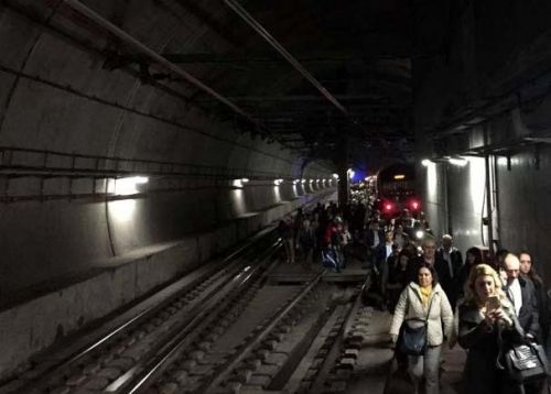 İstanbulda qatar relsdən çıxdı: "Marmaray"da hərəkət dayandı