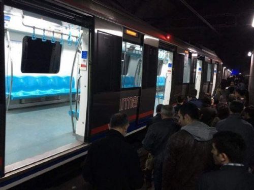 İstanbulda qatar relsdən çıxdı: "Marmaray"da hərəkət dayandı