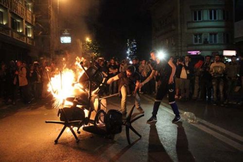 Prezidentin ofisinə hücum edildi - FOTOLAR