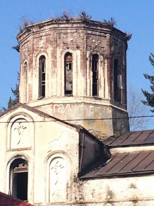 İcra başçısı Alban kilsəsini çayxana edib! FOTOLAR