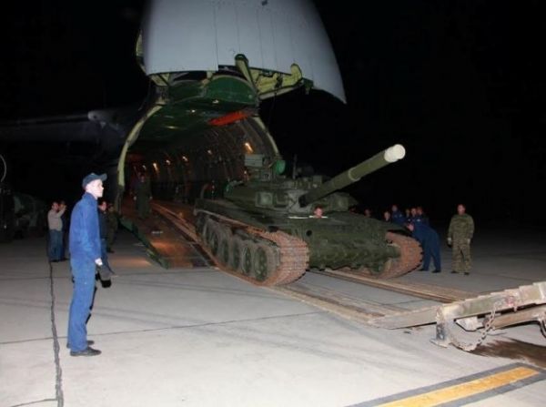 Rusiya Ermənistana hədiyyə olaraq 1 tank göndərdi (foto)