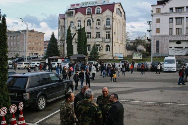 Ermənilərin ruh düşkünlüyü Fransa qəzetində - FOTOLAR