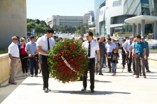 Çingiz Mustafayev məzarı başında anıldı