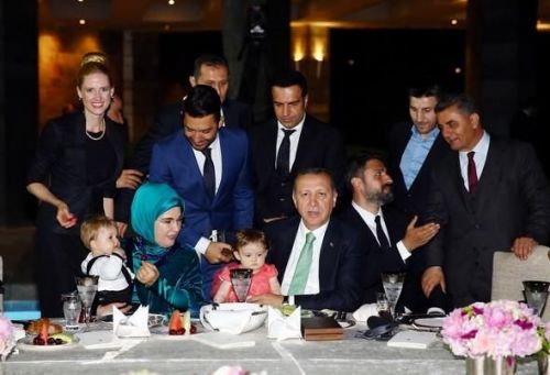 Prezident şou-biznes ulduzlarına iftar verdi