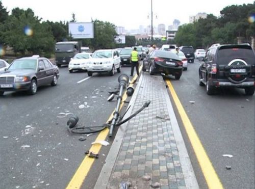 Bakıda yol qəzası: maşın dirəyi aşırdı