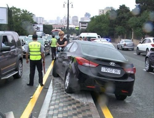 Bakıda yol qəzası: maşın dirəyi aşırdı