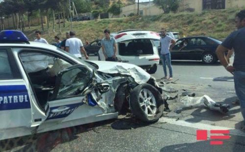 Bakıda yol polisinin maşınını vurub yararsız hala saldılar