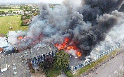 Böyük Britaniyada məktəb yanır - Foto