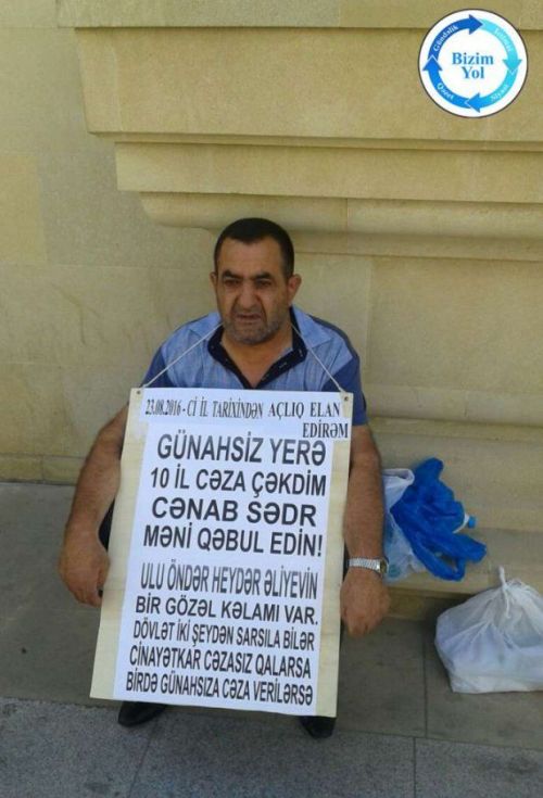 63 yaşlı şikayətçi Ali Məhkəmənin qarşısında aksiya keçirib