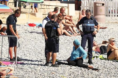 Müsəlman qadını çimərlikdə polislər ZORLA SOYUNDURDULAR - FOTO