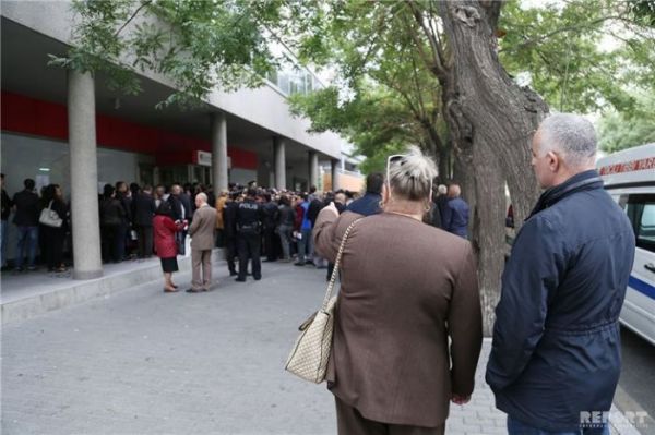 "Bank Standard"ın qarşısında izdiham yaranıb - FOTO