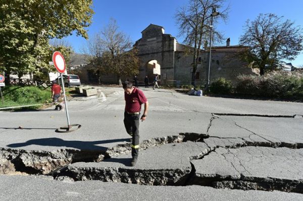 İtaliyada zəlzələ baş verib- dağıntılar var