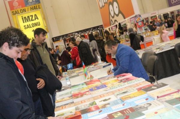 Aqil Ələsgərin İstanbul Kitab Fuarında imza günü keçirildi