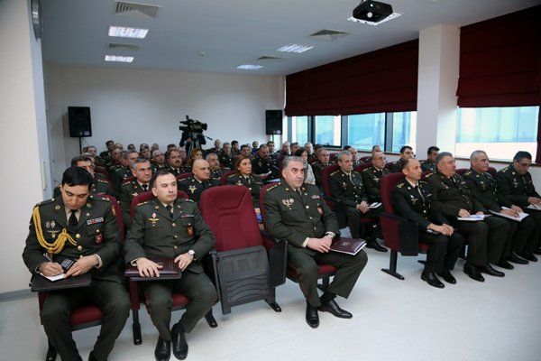 Nazir hərbi həkimlərlə toplantı keçirdi