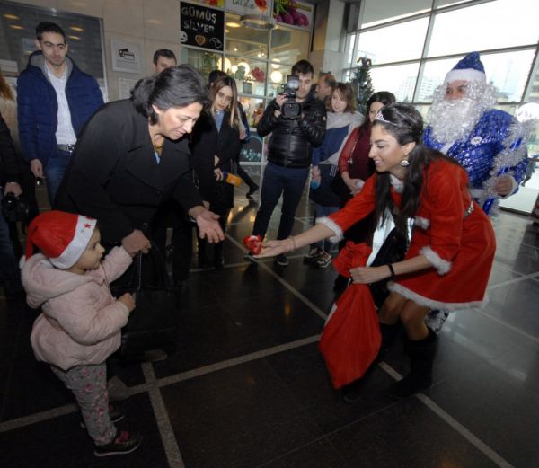 Bakı metrosunda Şaxta baba və Qar qız