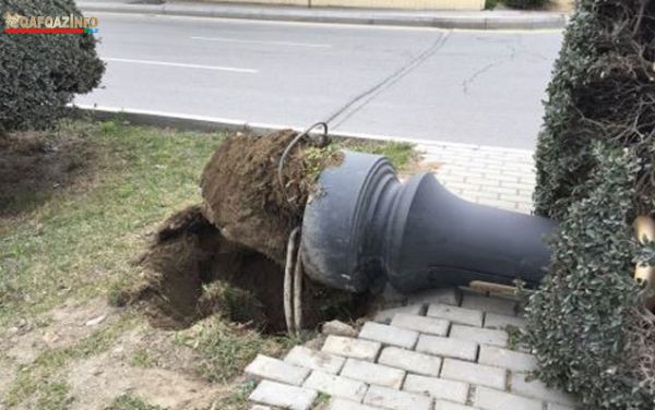 Güclü külək fəsad törətdi - Elektrik dirəyi aşdı - FOTO