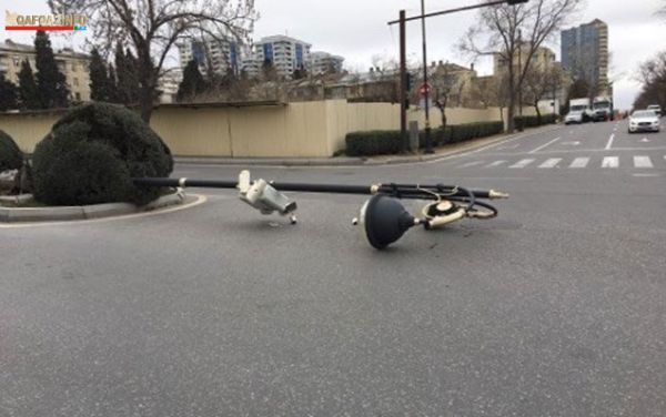 Güclü külək fəsad törətdi - Elektrik dirəyi aşdı - FOTO