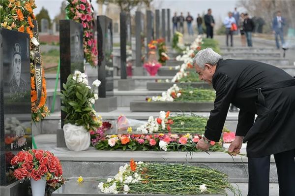 Sərkisyan aprel müharibəsi qurbanlarının məzarını ziyarət etdi - FOTO