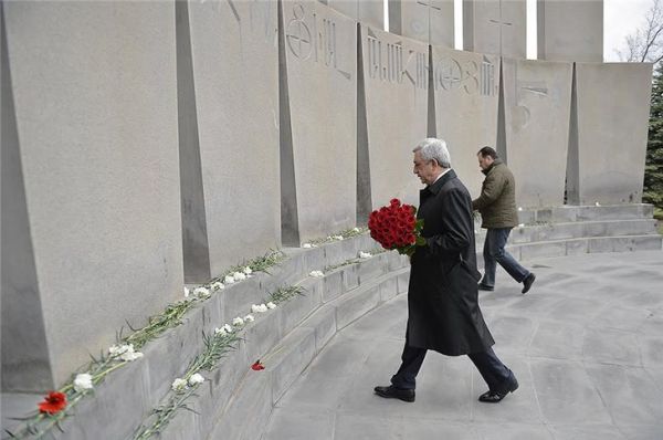 Sərkisyan aprel müharibəsi qurbanlarının məzarını ziyarət etdi - FOTO