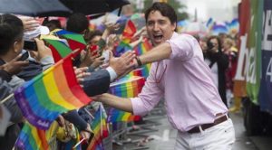 Justin Trudeau homoseksuallar üçün təşkil edilən yürüşə qatıldı - FOTO