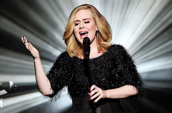 Adele-dən üzücü xəbər! Səs telləri zərər gördü - FOTO