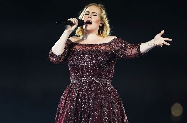 Adele-dən üzücü xəbər! Səs telləri zərər gördü - FOTO