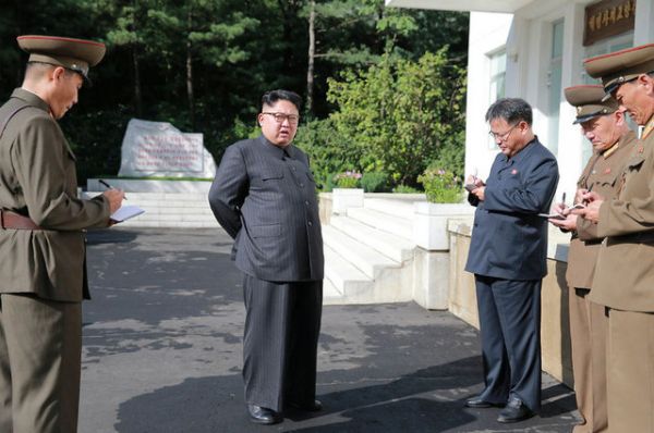 Kim Jong Un yeni raketləri araşdırarkən poza verdi - FOTO