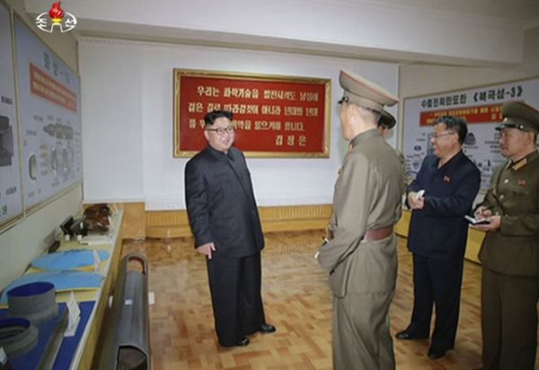 Kim Jong Un yeni raketləri araşdırarkən poza verdi - FOTO