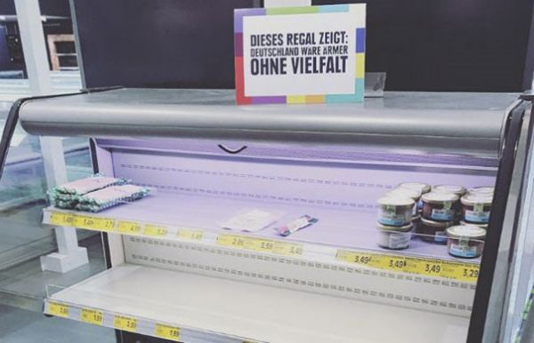 Supermarket, İrqçiliyə Diqqət Çəkmək Üçün Məhsulları Rəflərdən Qaldırdı