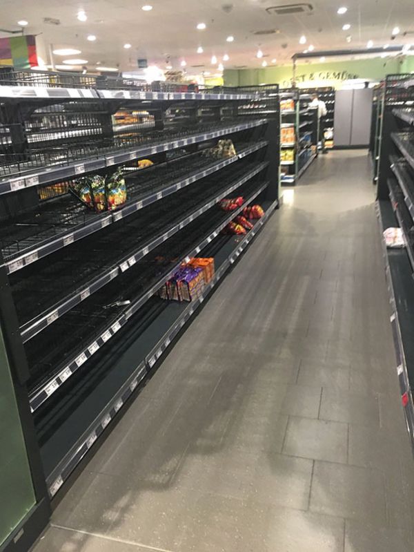 Supermarket, İrqçiliyə Diqqət Çəkmək Üçün Məhsulları Rəflərdən Qaldırdı