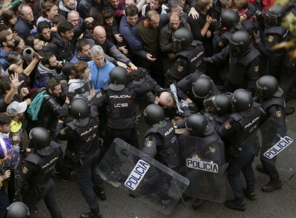 KATALONİYA REFERENDUMUNDAN FOTOLAR