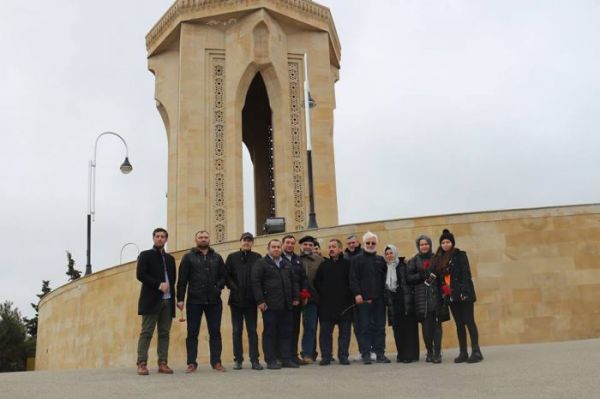 Beynəlxalq Simpoziumun iştirakçıları Şəhidlər və Fəxri Xiyabanını ziyarət etdi