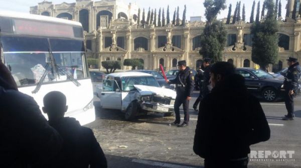 Bakıda avtobus qəzaya uğradı - FOTO